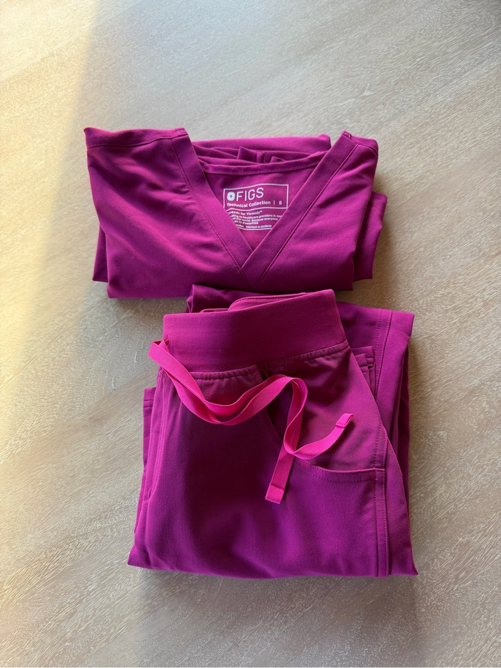 FIGS Women’s magenta scrubs S/XS Petite